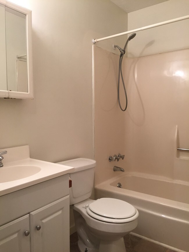 22 White Circle Bath - 22 White Cir