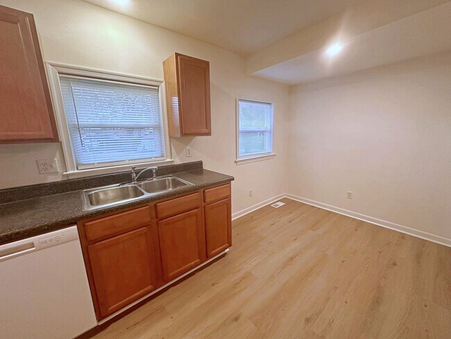 Building Photo - Bellevue - 2 Bedroom Apartment