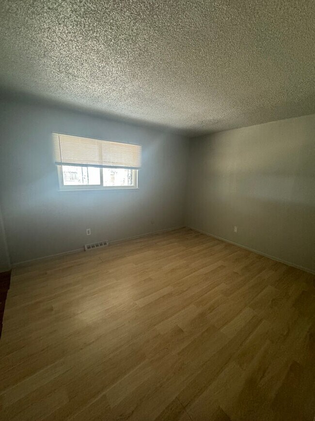 Building Photo - Conveniently located 3-bedroom 1-bathroom ...