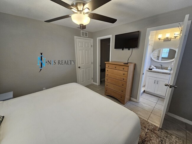 Building Photo - JUST REDUCED... must see beautiful 3/2 1071 Sq. Ft. with a POOL!! Gorgeous updated Kitchen & bath...