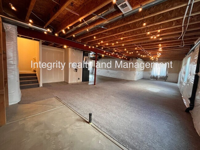 Building Photo - 4 Bed/3 Bath, 3,550 Sqft -1057 Clear Sky W...