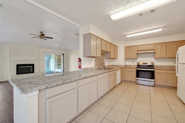 Building Photo - 15811 Pfeiffer Dr