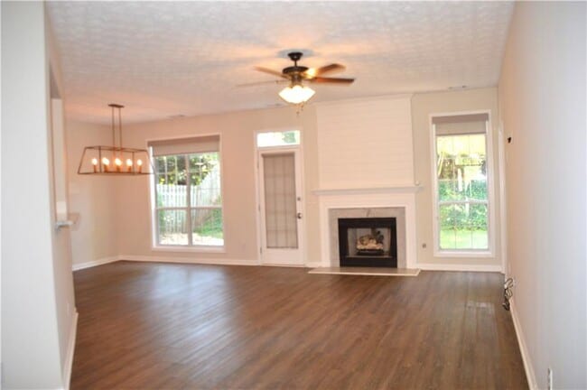 Building Photo - 2021 Crestview Way