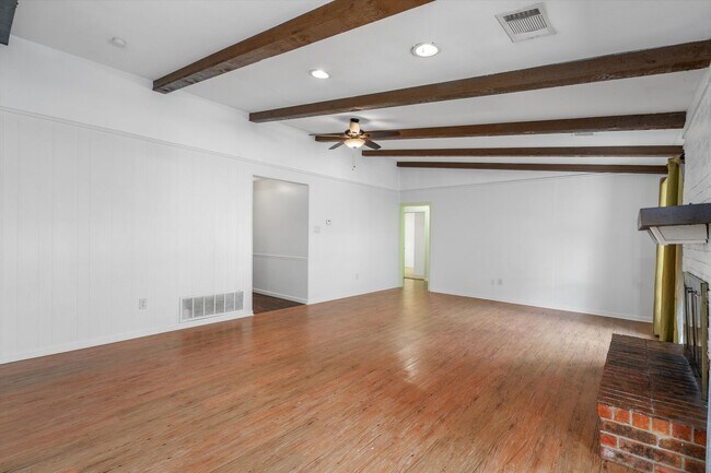 Building Photo - 10057 Woodland Village Dr
