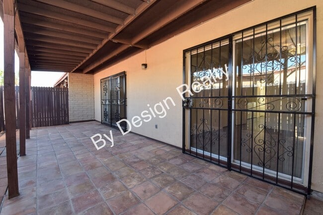 Building Photo - Pantano Parkway Townhome - Steps from The Loop