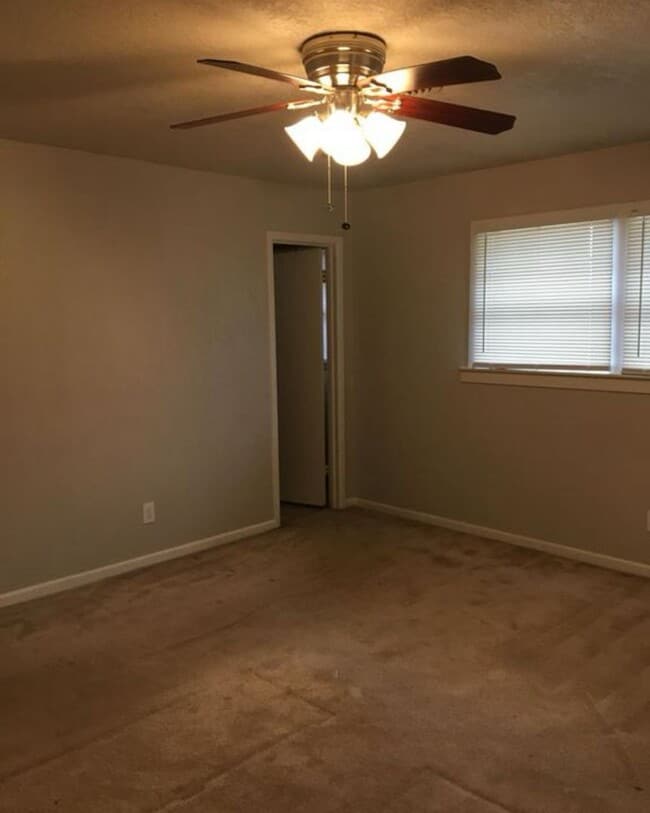 Building Photo - Spacious 4 Bedroom Home!