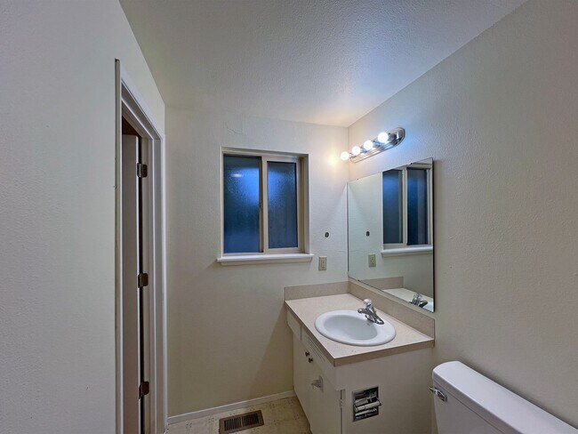 Building Photo - 4 bedroom 2.05 bath rambler on Kent's East...