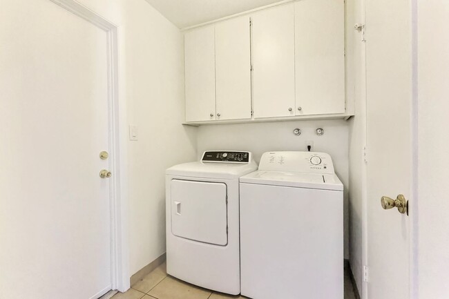 Building Photo - 4806 S Dorsey Ln