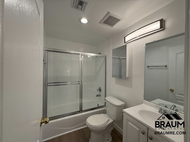 Building Photo - 10849 Fruitland Dr
