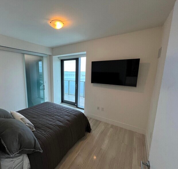 Building Photo - 1451 Brickell Ave