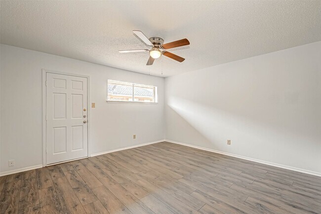 Building Photo - 1110 W Tri Oaks Ln