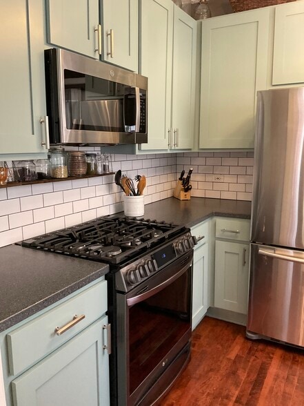 New gas stove and microwave - 825 Forest Ave