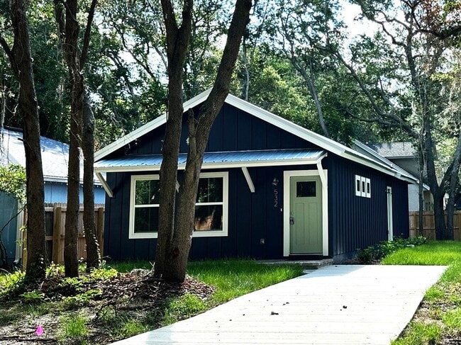 Building Photo - Gorgeous New Home! Close to Historic District and Beach