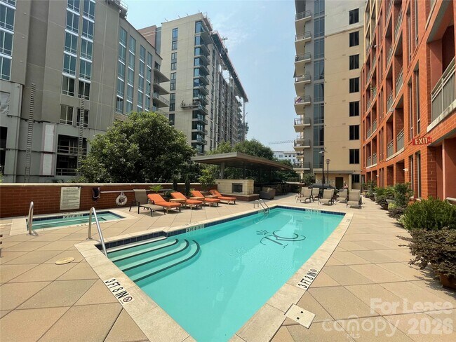 Building Photo - 701 Royal Ct