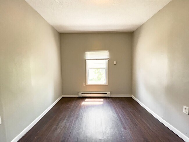 Building Photo - PRELEASING for AUGUST! 5 Bedroom, 3 Bathroom Home Close to Campus: In-Unit Washer and Dryer