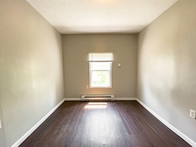 Building Photo - PRELEASING for AUGUST! Close to Campus: In-Unit Washer and Dryer