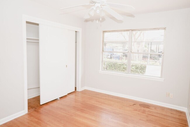 Building Photo - 825 Cardinal St