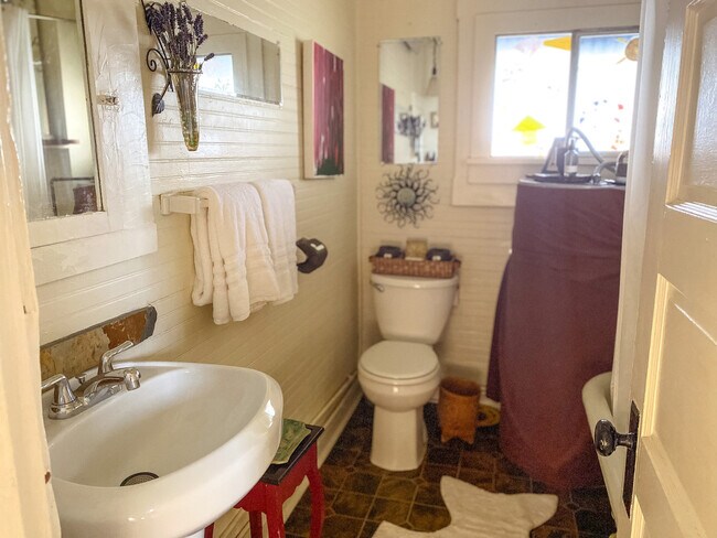 Building Photo - 1311 N Garden St