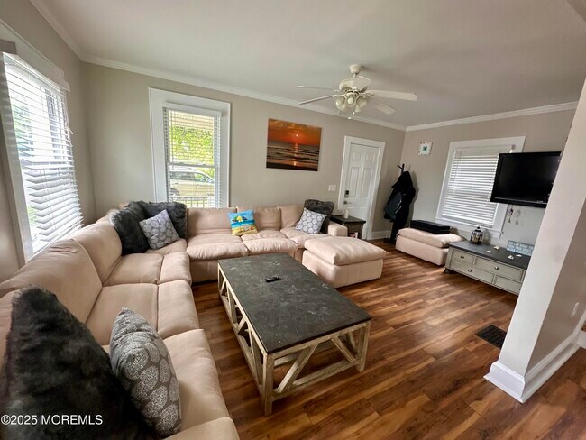 Building Photo - 612 W Sylvania Ave