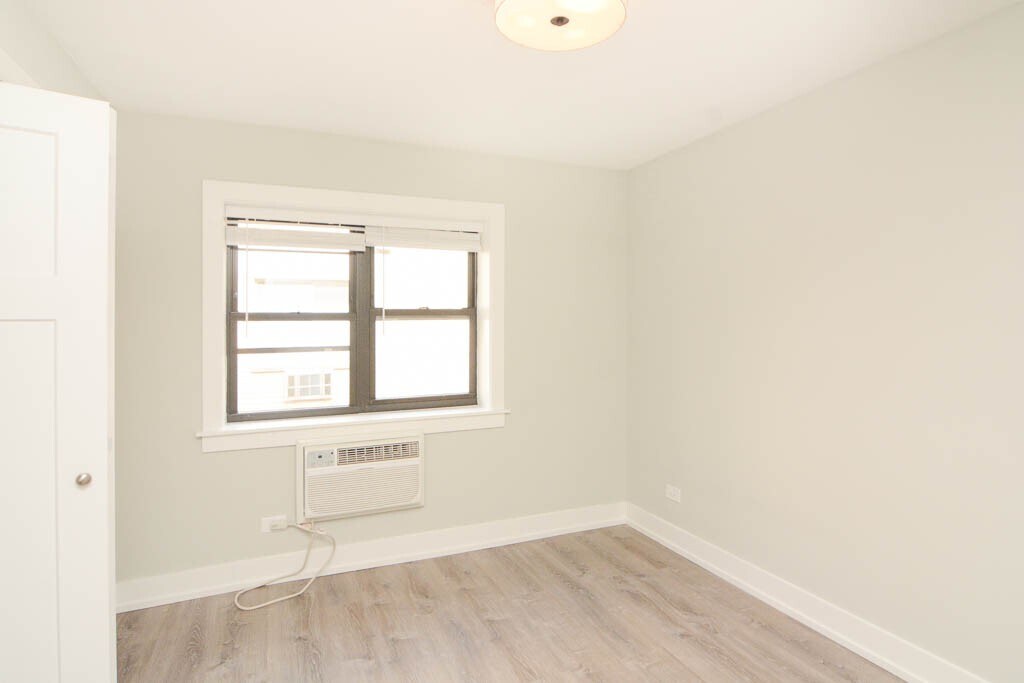 Building Photo - 448 W Barry Ave