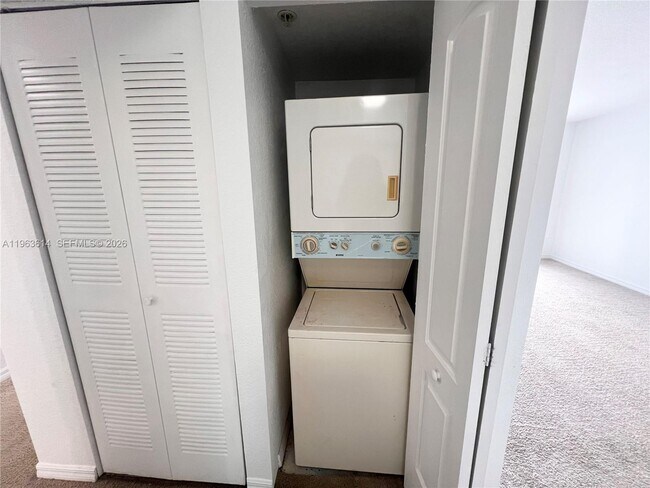 Building Photo - 13800 NE 3rd Ct