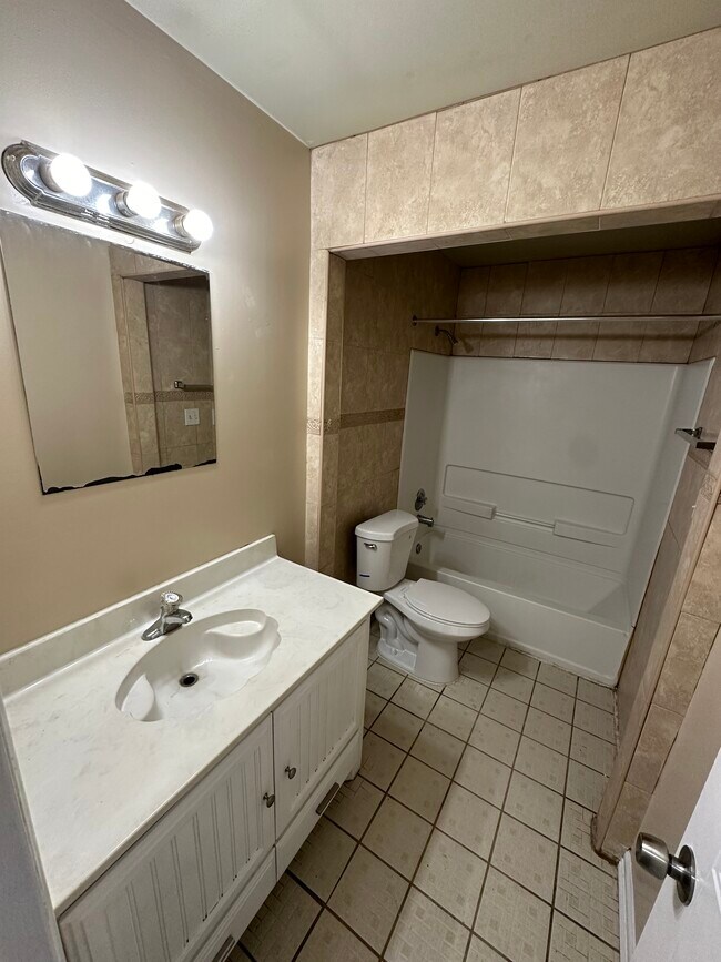 Full Restroom - 1020 Jesse St