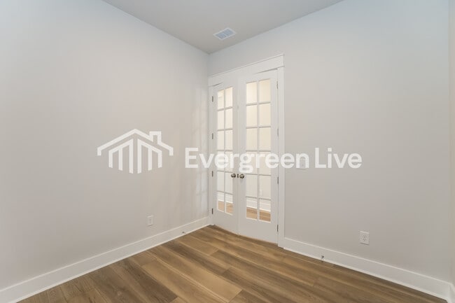 Building Photo - 127 Bloomsbury St