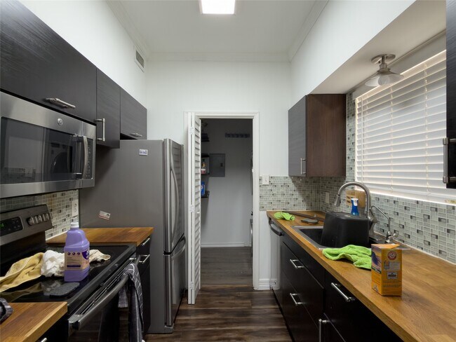 Building Photo - 6500 Harbor Town Dr