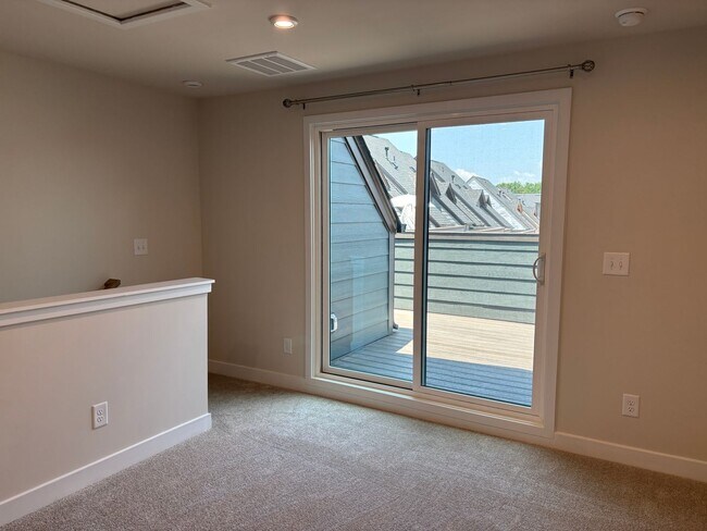Building Photo - Pristine, move-in ready Townhome located i...