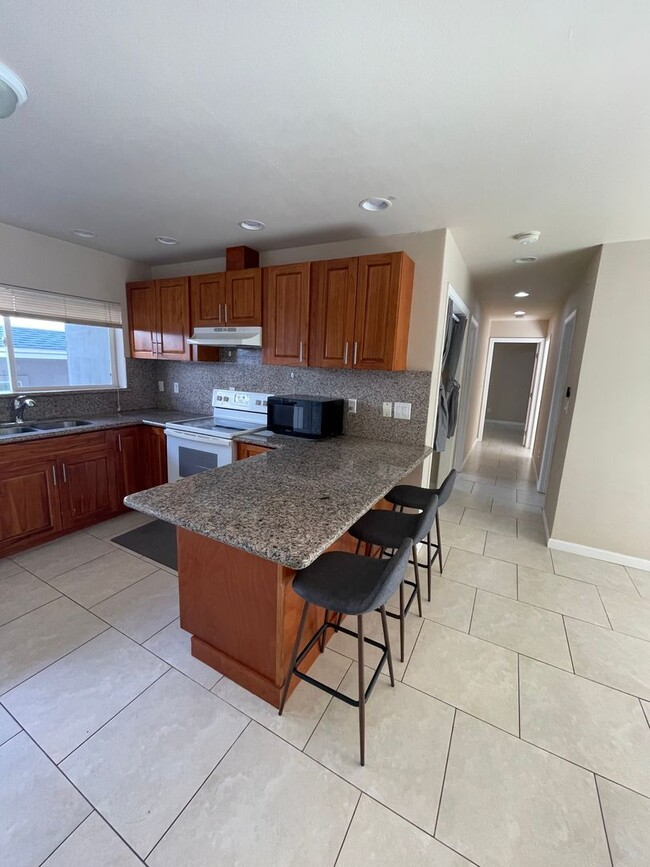 Building Photo - 3 bed/2 bath unit in Salt Lake!