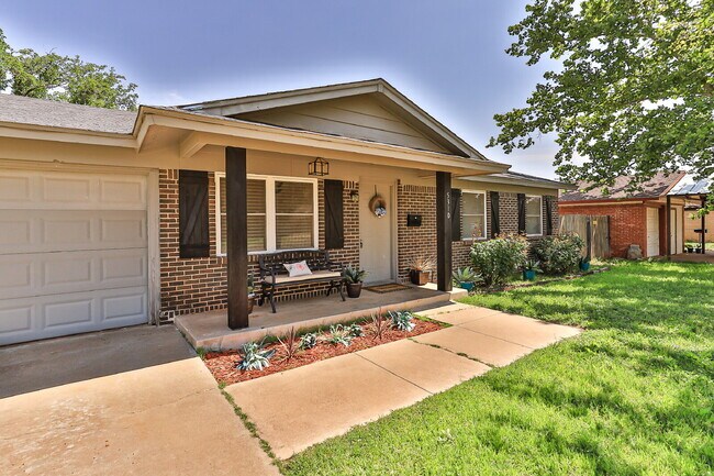 Building Photo - Sharp 3 Bedroom in LISD