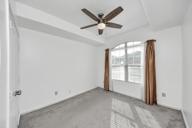 Building Photo - 3827 Dogwood Tr