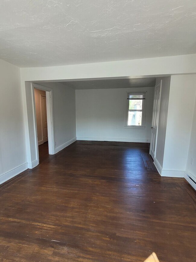 Building Photo - 565 W Market St