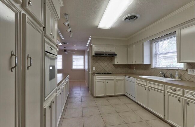 Building Photo - 2011 Stebbins Dr