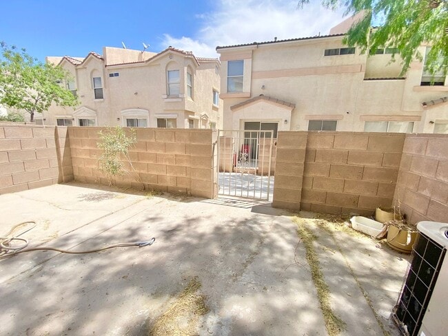 Building Photo - STUNNING 3 BEDROOM 2.5 BATH HOME LOCATED I...