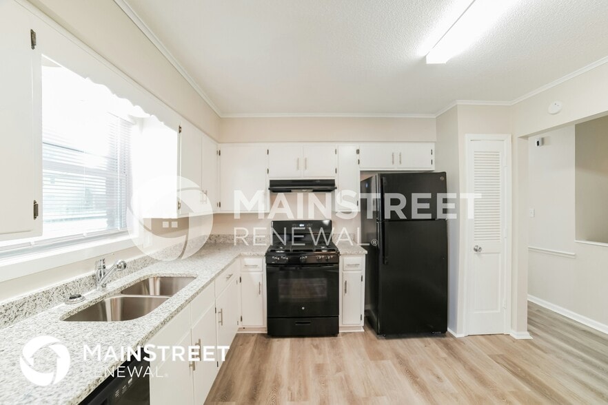 Building Photo - 816 NW Buckingham Pl