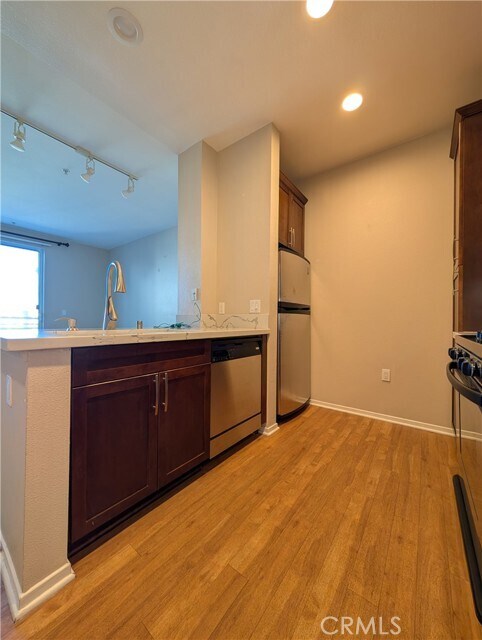 Building Photo - 1464 Scholarship