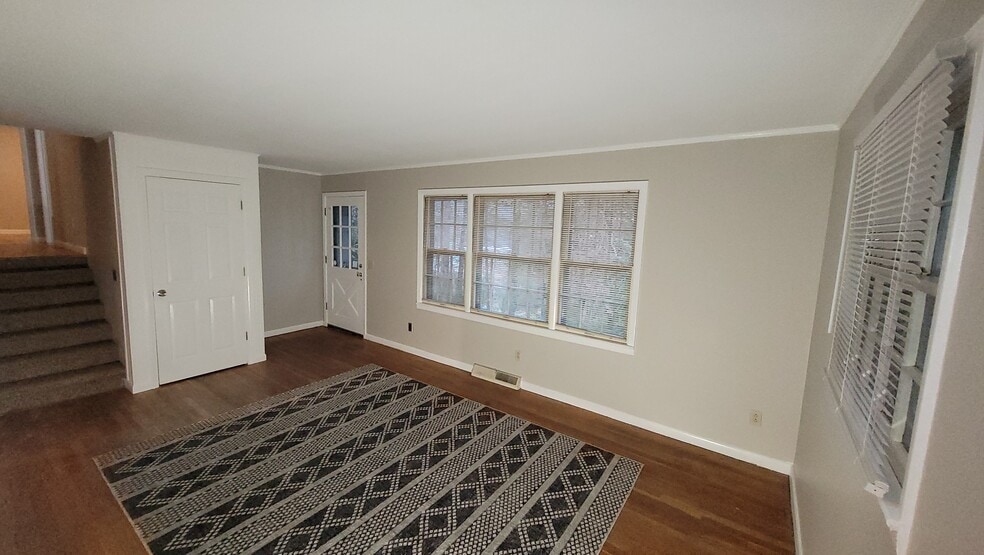 Building Photo - 129 Reservoir Ridge Dr