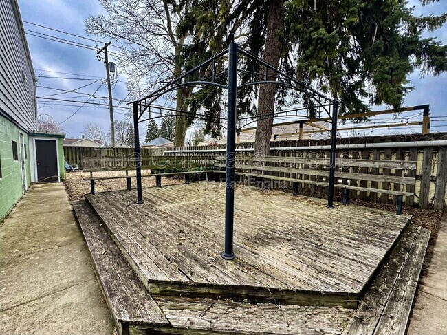 Building Photo - 141 E Walnut St