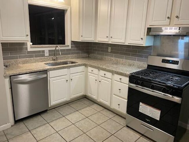 Building Photo - Spacious Condo in Prime Sandy Springs Location – Gated Community with Pool!