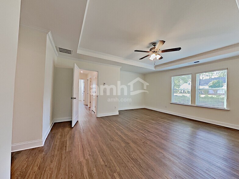 Building Photo - 6161 Rosemore Ln