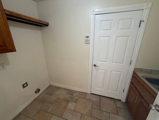 Building Photo - 3 bed, 2 living area, 2.5 baths with storm shelter gazebo!  This home has everything you need, ca...