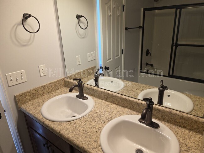 Building Photo - 25 Barnett Shoals Dr