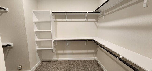 Building Photo - 2120 Delano Dr