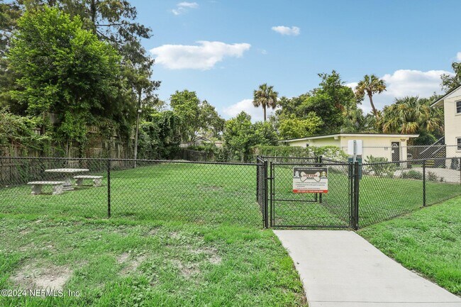 Building Photo - 1924 Danese Ct