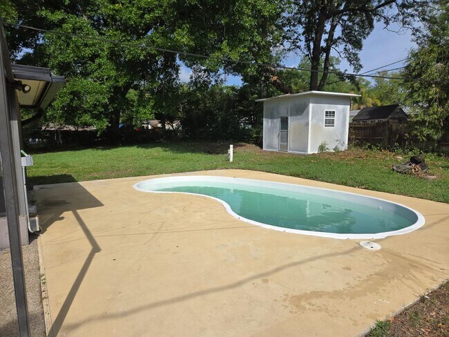 Building Photo - 2921 Sunset Rd