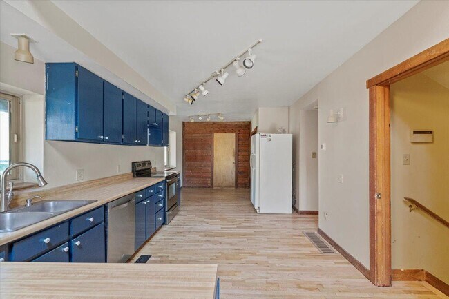 Building Photo - 6200 Pine Hollow Dr