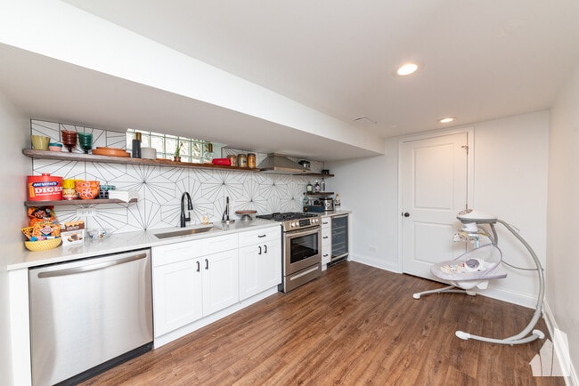 Building Photo - 6114 N Lenox Ave