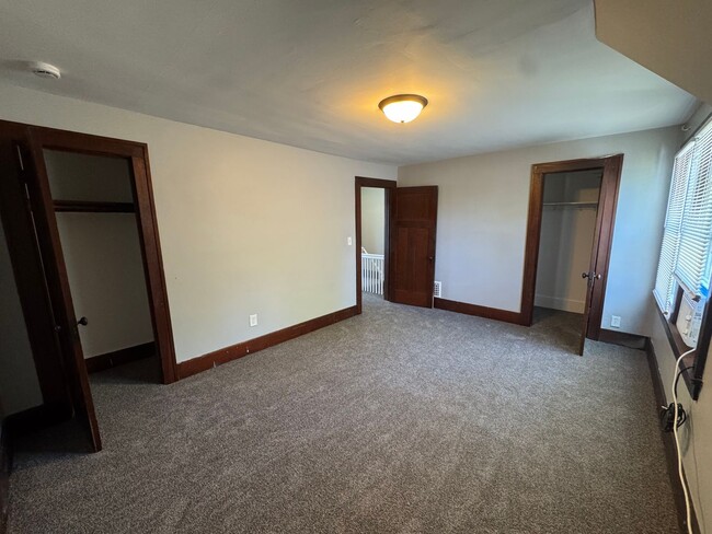 Building Photo - For Rent – Pet-Friendly 2 Bed, 1 Bath Town...