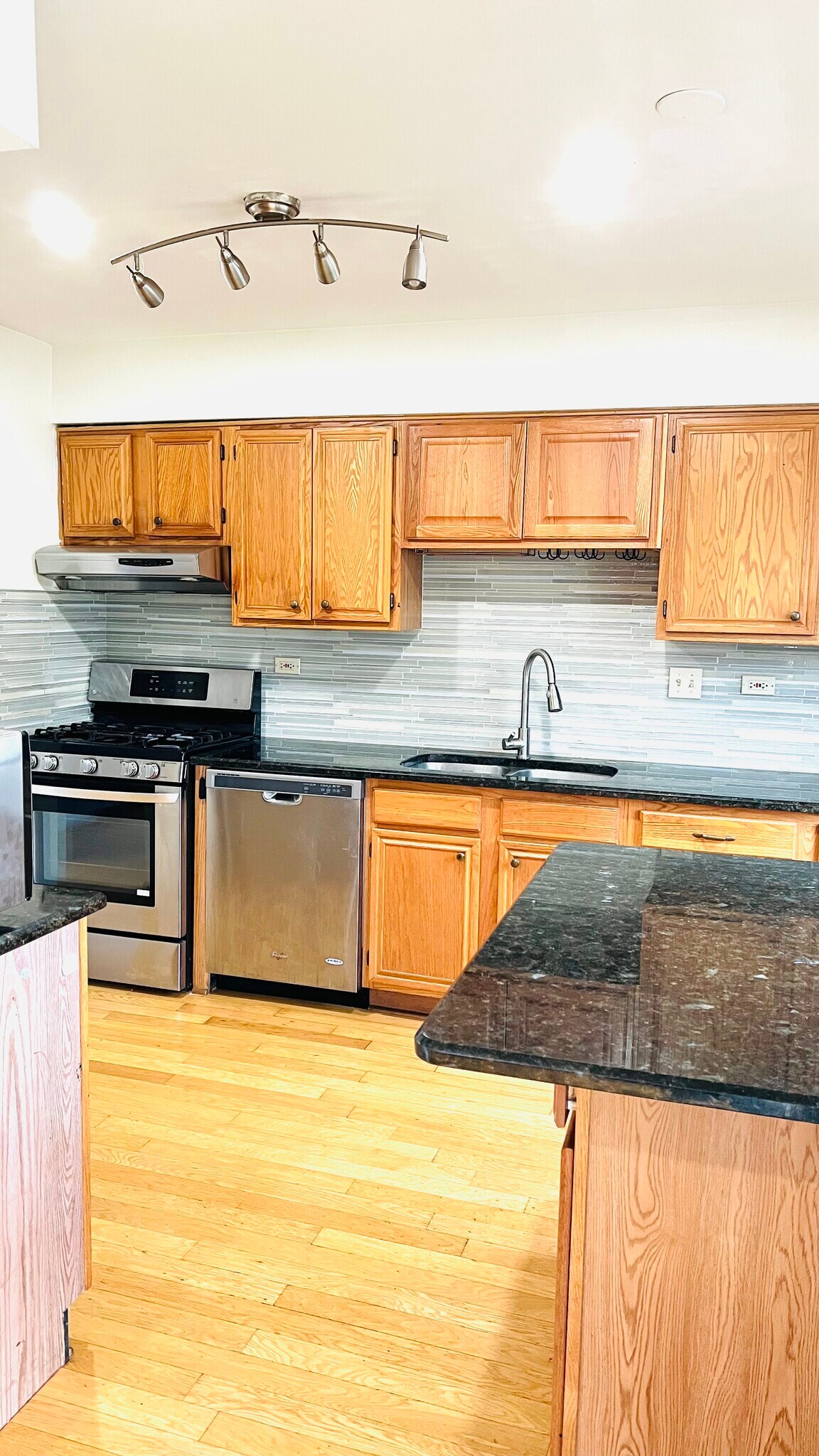 Building Photo - 722 E Whispering Oaks Dr